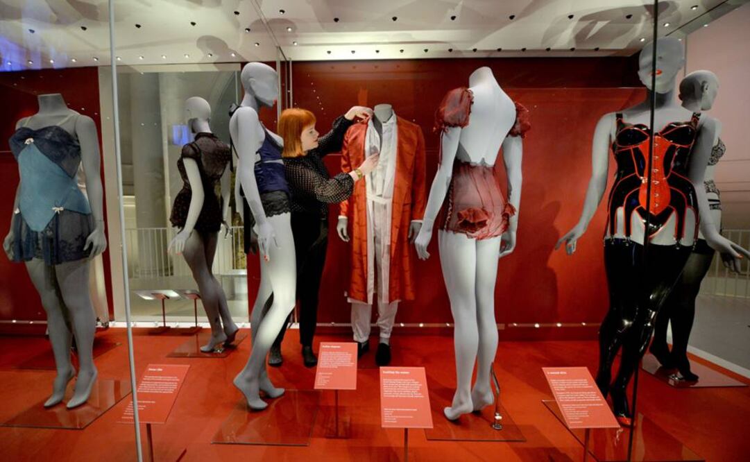 La exhibición reúne más de doscientos objetos entre corsés, miriñaques, sostenes, calzoncillos y ligas. (FOTO: AP)