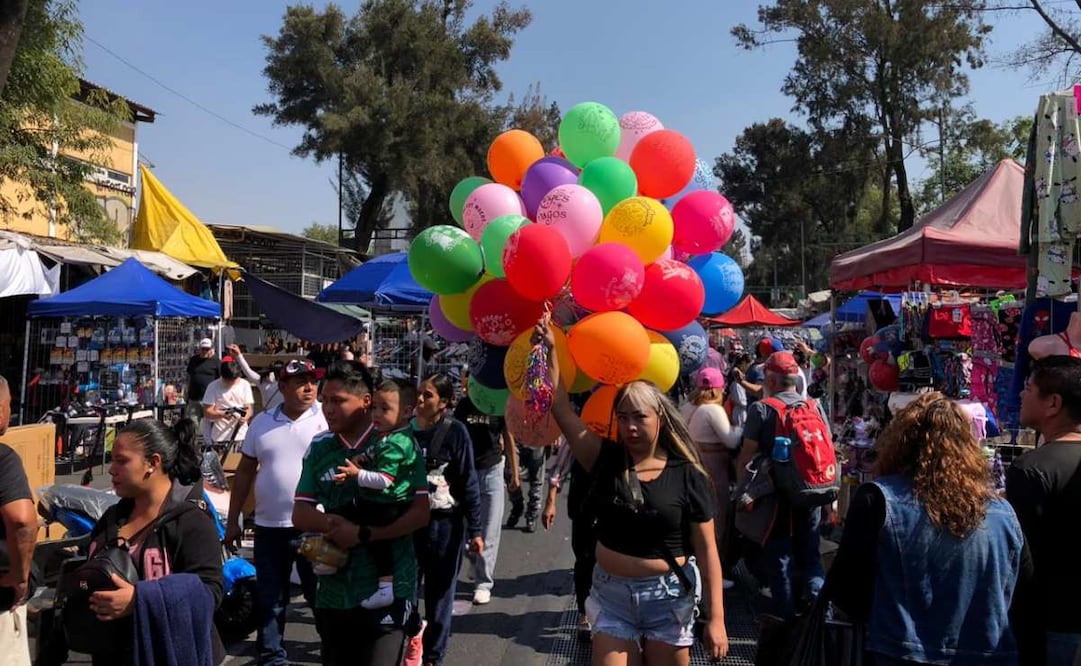 decenas de personas abarrotan los tianguis de juguetes previo a Día de Reyes (05/01/2026). Foto: Diego Israel / EL UNIVERSAL