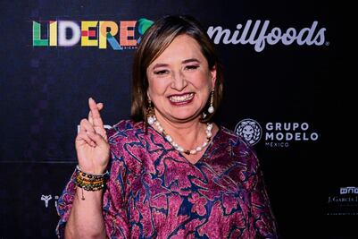 Xóchitl Gálvez en espera de su equipo de seguridad