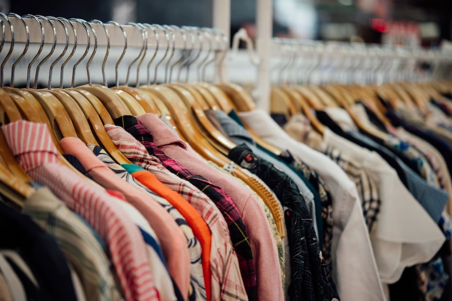Las rebajas de verano permiten actualizar el armario. Foto: Magnific
