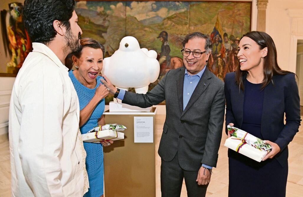 El mandatario colombiano Gustavo Petro, en un encuentro con dirigentes de la bancada progresista de EU, incluida Alexandria Ocasio-Cortez, en Bogotá. Foto: EFE