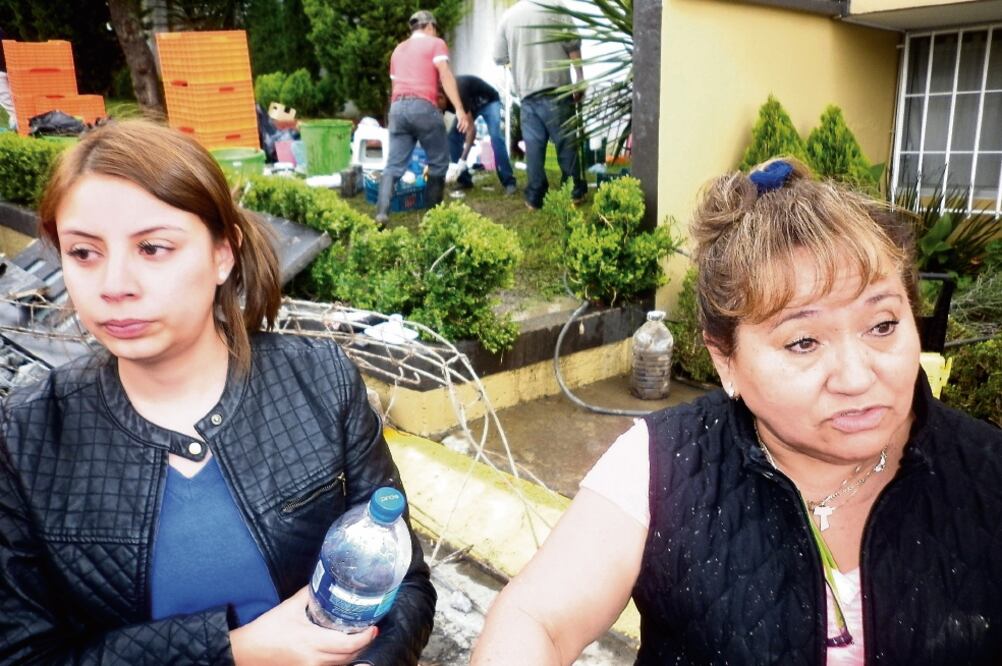 Verónica Hernández, vecina afectada, y Guadalupe Ibáñez de Rico, presidenta de la Asociación de Colonos de Mayorazgos de los Gigantes (JUAN MANUEL BARRERA. EL UNIVERSAL)