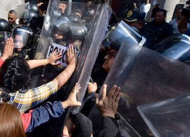 En medio de protestas y empujones, aprueban "Ley Godoy" en Congreso de la CDMX