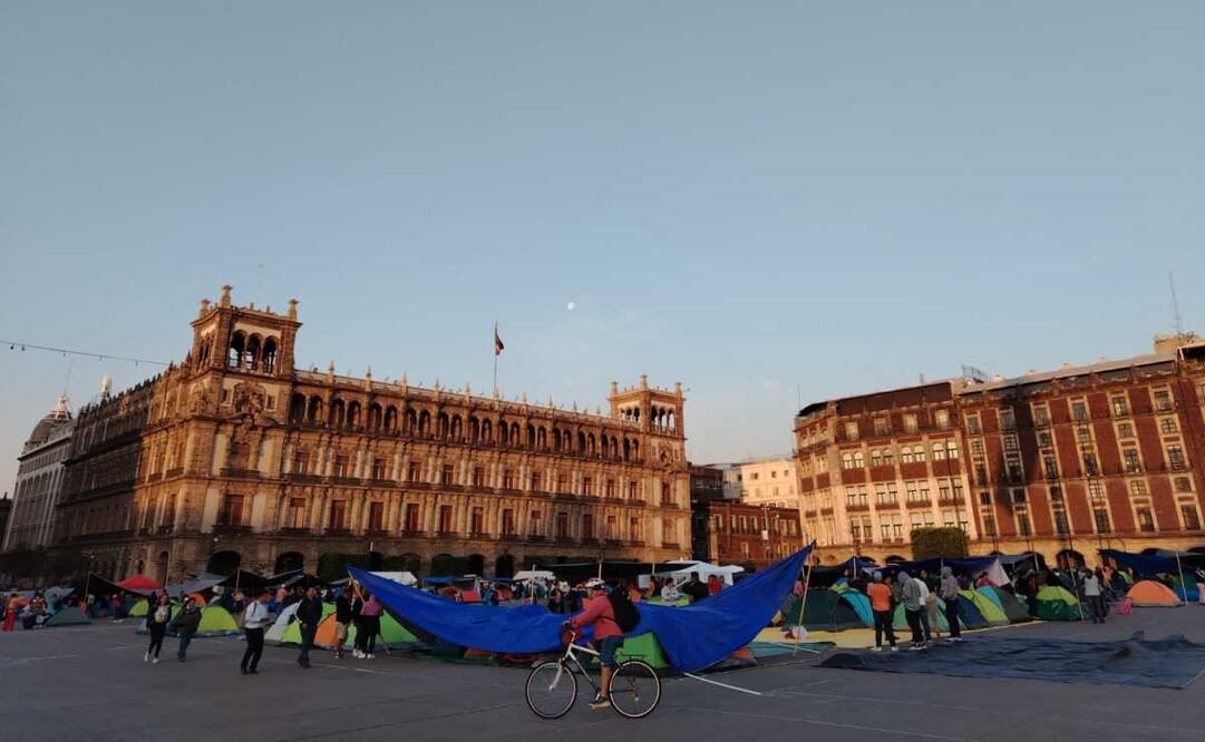 Zócalo amanece con plantón de la CNTE. Foto: Eduardo Dina / EL UNIVERSAL
