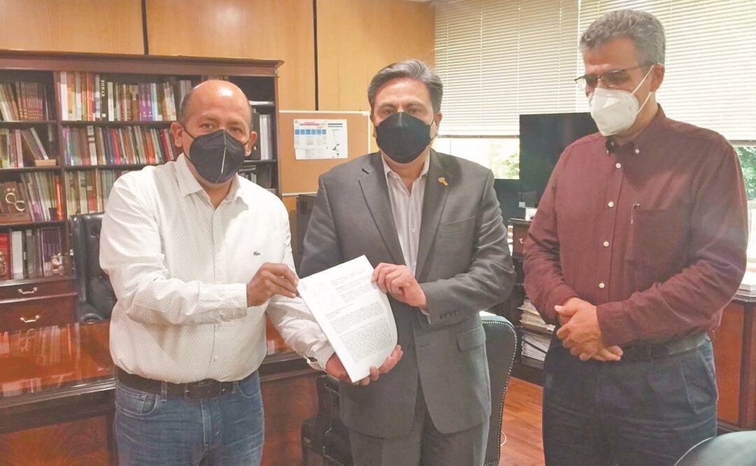 Roberto López y Ricardo Fuentes acudieron con el presidente del IECM, Mario Velázquez (centro), para presentar la queja. Foto: ESPECIAL