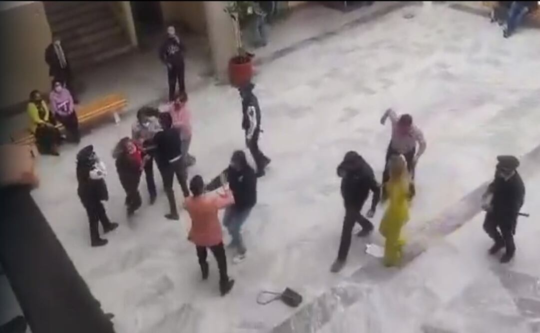 En las imágenes se puede ver que varias mujeres intervienen y se golpean con las bolsas en la cabeza. Foto: Captura de video 