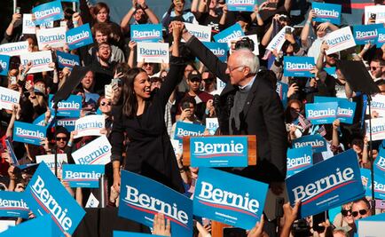 Ocasio-Cortez reafirma apoyo a Bernie Sanders en su regreso tras infarto