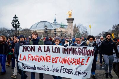 Protestan miles en Francia por ley migrante