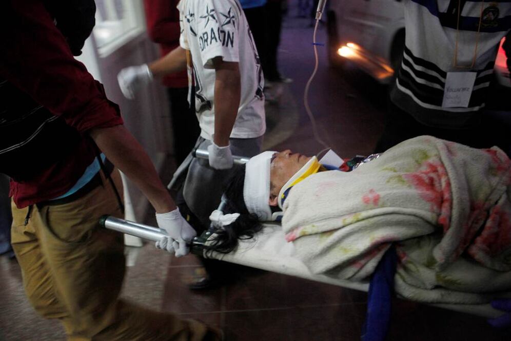 Aviones militares y estadounidenses trasladaron a más de 60 heridos a Katmandú desde las zonas afectadas