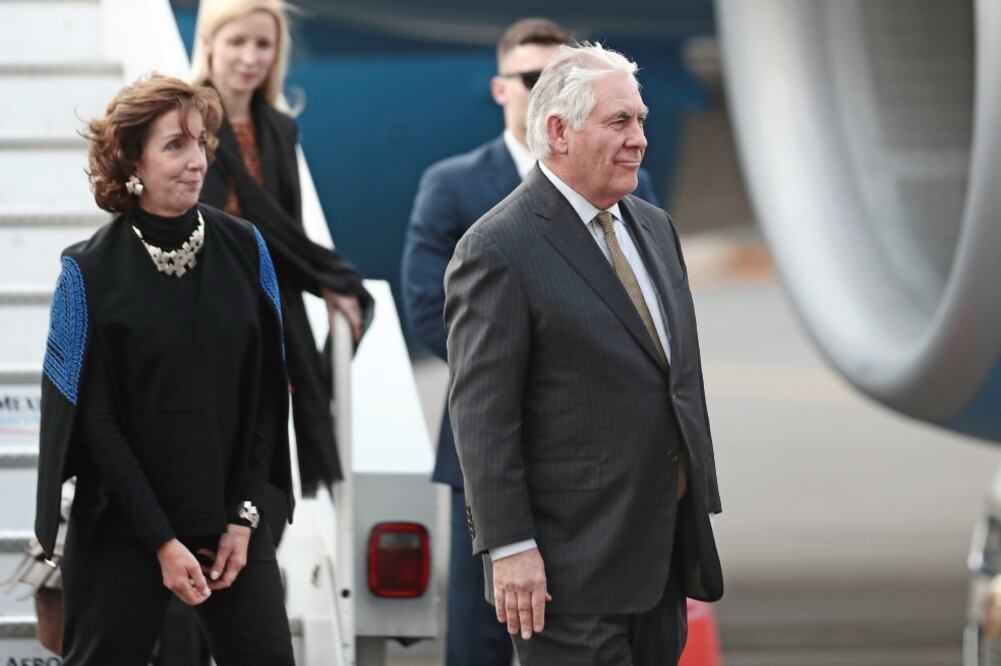 La embajadora de Estados Unidos en México, Roberta Jacobson, recibió ayer al secretario del Departamento de Estado de EU, Rex Tillerson. (ALEJANDRO ACOSTA. EL UNIVERSAL)
