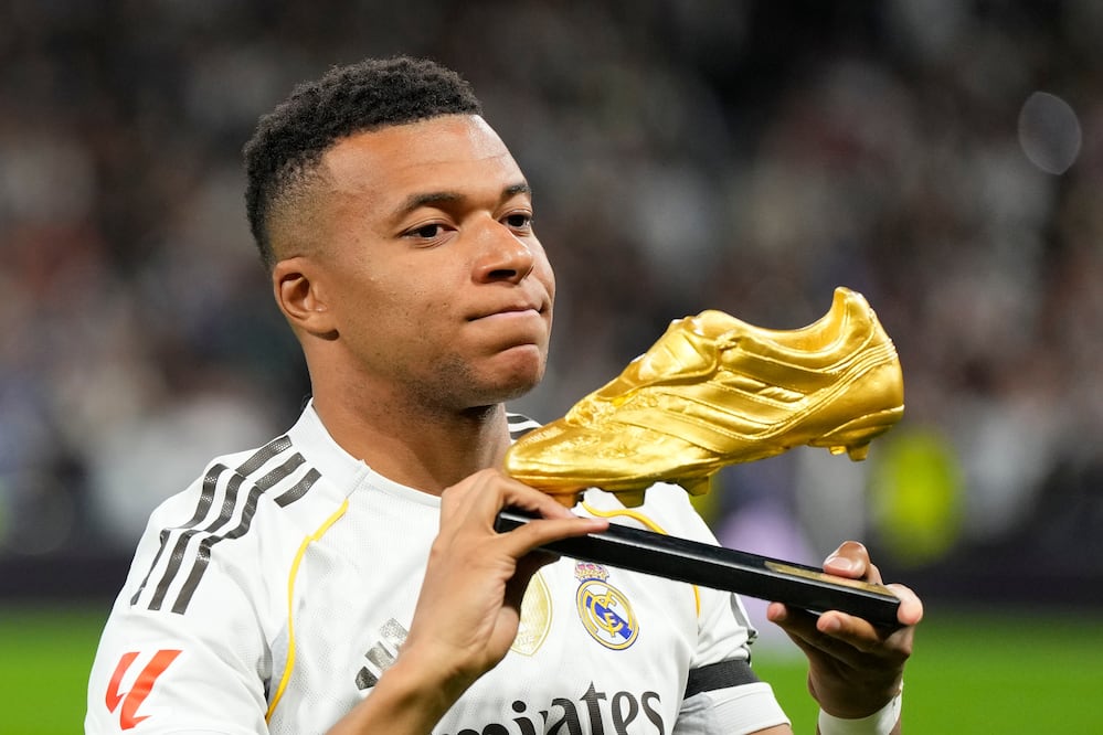 El francés Kylian Mbappé, del Real Madrid, posa con el Botín de Oro - Foto: AP