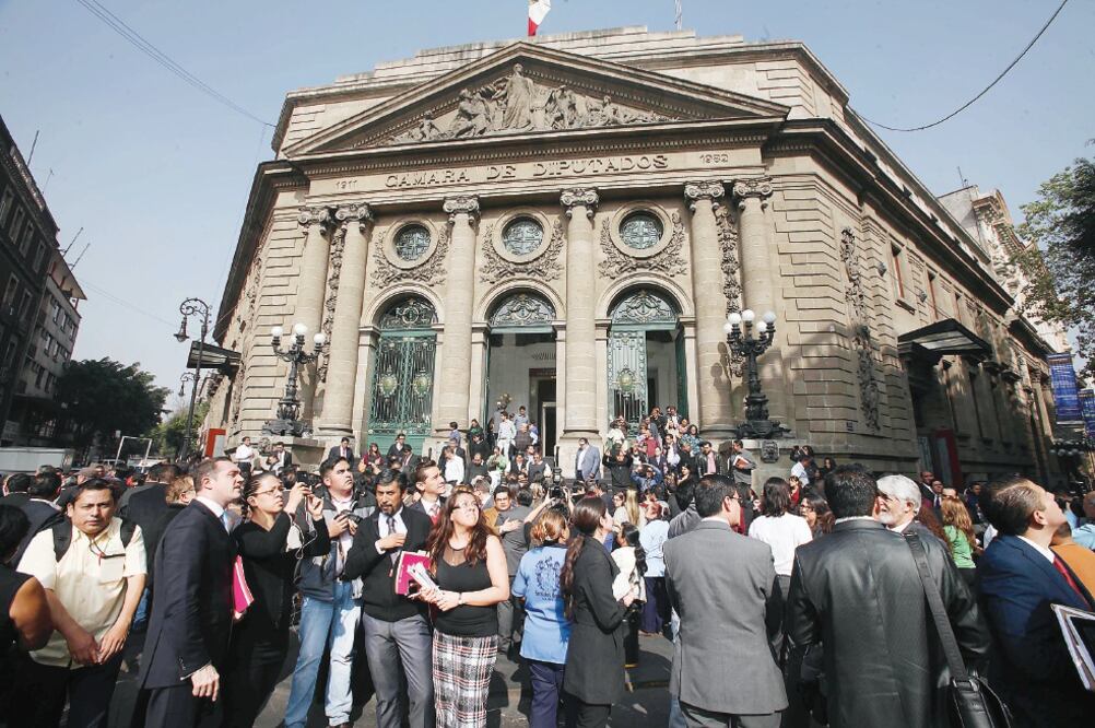 La comparecencia del secretario de Protección Civil del DF, Fausto Lugo, ante la Comisión de Protección Civil en la ALDF fue interrumpida por el sismo de 5.6 grados que se registró ayer, para que el funcionario atendiera la situación (ADRIÁN HERNÁNDEZ)