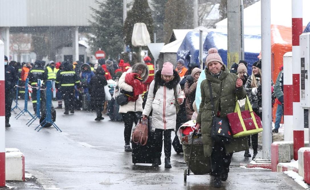 La angustía acompañada de la tristeza, la incertidumbre y el cansancio, es lo que reflejan las decenas de caras que cruzan de Ucrania hacia Rumania. Foto: Valente Rosas/EL UNIVERSAL