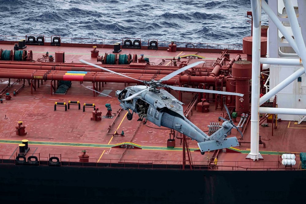 Fotografía difundida en la cuenta oficial en X @DeptofWar del Departamento de Guerra de Estados Unidos de uno de sus helicópteros interceptando un buque petrolero en el océano Índico que, aseguró, violaba el bloqueo impuesto a las operaciones de crudo en el Caribe relacionadas con Venezuela y Cuba y trató de escapar del cerco estadounidense. FOTO: EFE