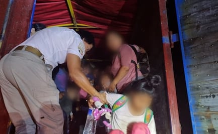 Rescatan a 87 migrantes que iban en caja de tractocamión en Chiapas, marcados con brazaletes