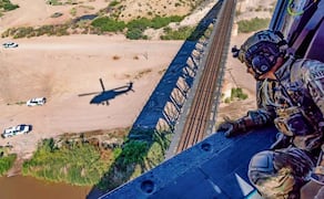 Miembros de la Patrulla Fronteriza inspeccionan la frontera sur de Estados Unidos. Cárteles han utilizado drones para vigilar las acciones en suelo estadounidense. Foto: CBP