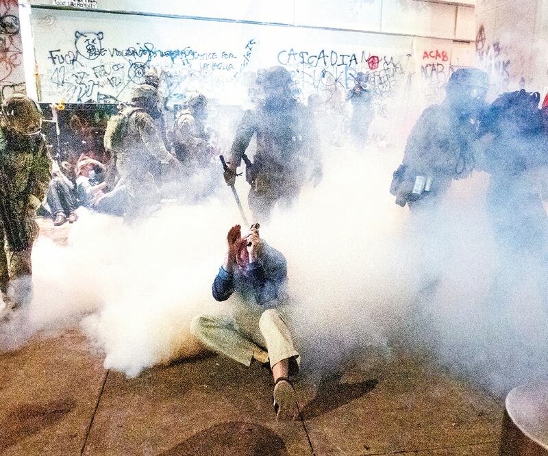 Agentes federales al dispersar una manifestación contra el racismo, en Portland. NOAH BERGER. AP