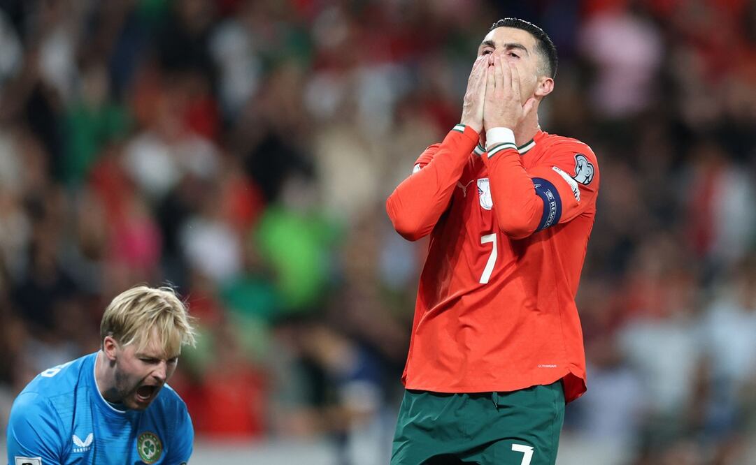 Cristiano Ronaldo se lamenta tras la falla ante el guardameta irlandés Caoimhin Kelleher | FOTO: AFP
