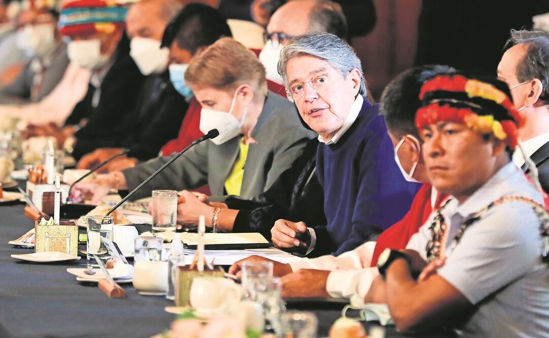 Guillermo Lasso, con líderes de la Confederación de Nacionalidades Indígenas de Ecuador. El mandatario es uno de los que aparecen en los Pandora papers, pero él afirma que declaró todos sus ingresos. Foto: José Jácome. EFE