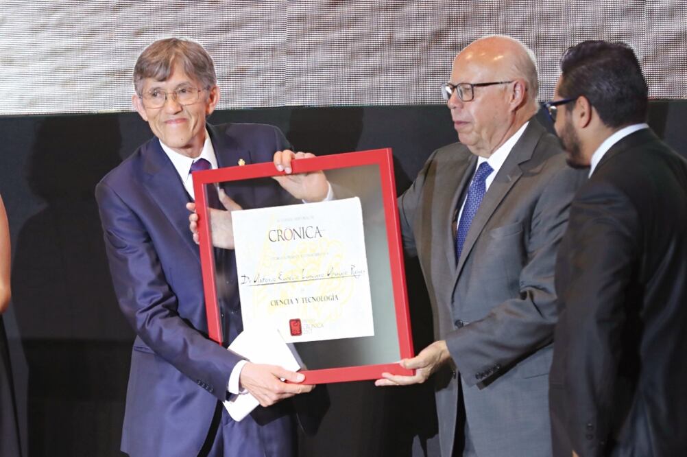 El doctor Antonio Lazcano Araujo fue galardonado en la categoría de Ciencia y Tecnología, y recibió el reconocimiento de manos del secretario de Salud, José Narro Robles (LUCÍA GODÍNEZ. EL UNIVERSAL)