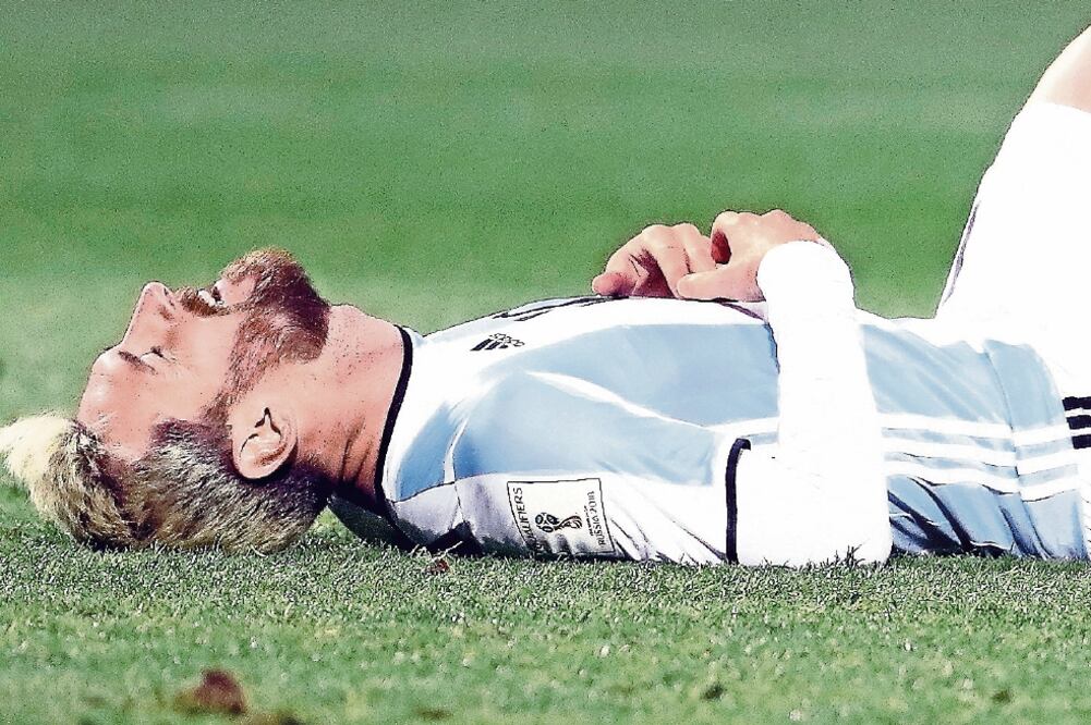 Lionel Messi quedó inactivo por una lesión en la pierna derecha, aunque ya inició trabajos livianos (NATACHA PISARENKO. AP)