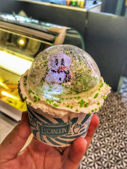 El helado está cubierto por un domo de azúcar con menta. / Foto: Samara Monroy 
