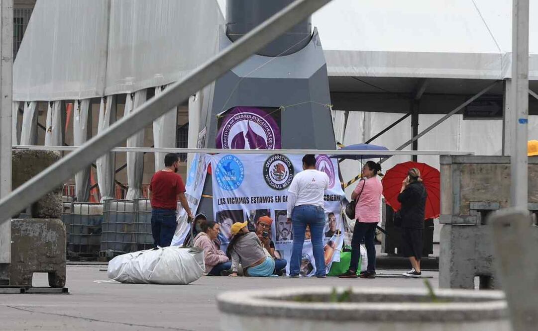 Madres de desaparecidos continúan en la base del asta bandera del zócalo. Foto: Berenice Fregoso/EL UNIVERSAL