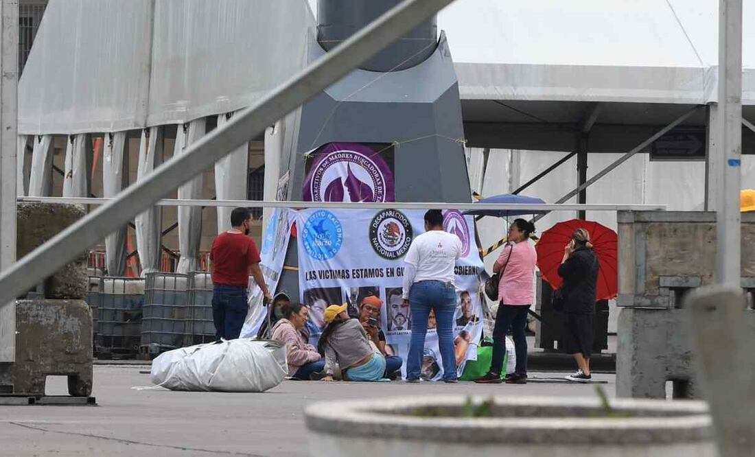 Madres de desaparecidos continúan en la base del asta bandera del zócalo. Foto: Berenice Fregoso/EL UNIVERSAL