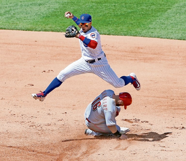 Javier Báez (arriba) pegó un grand slam en el primer episodio (NAM Y. HUH. AP)