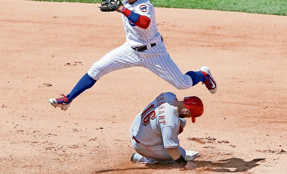 Javier Báez (arriba) pegó un grand slam en el primer episodio (NAM Y. HUH. AP)