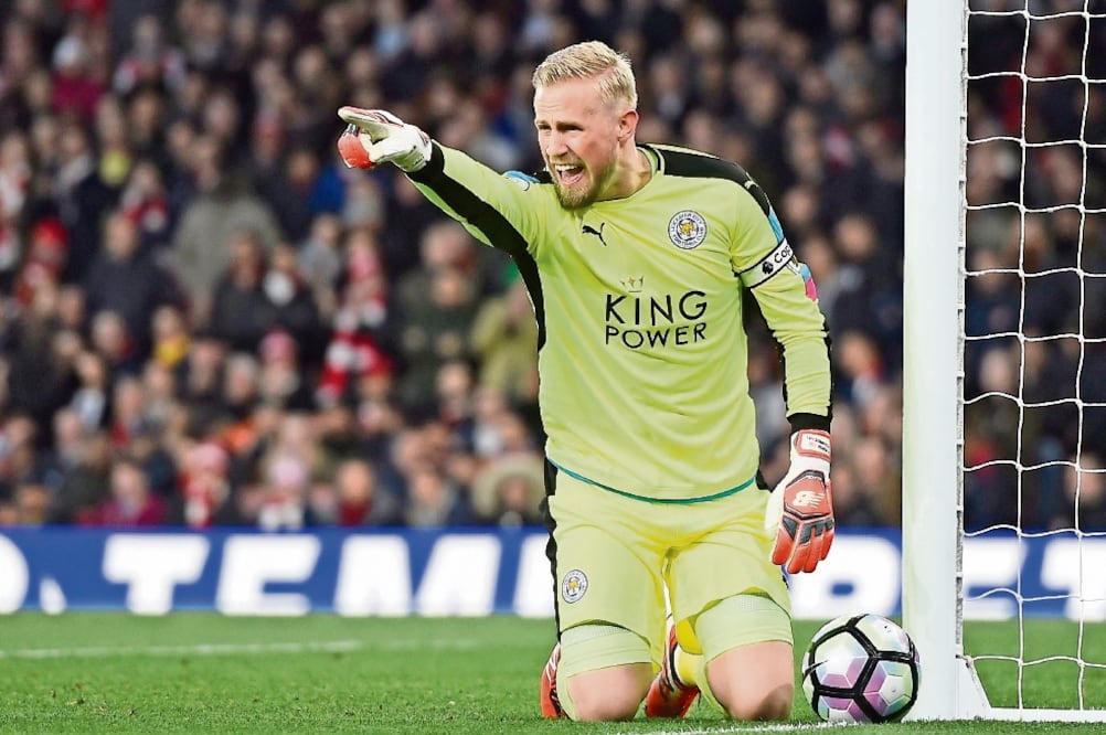El actual portero del Leicester City, Kasper Schmeichel, apunta hacia el Manchester United (WILL OLIVER. EFE)