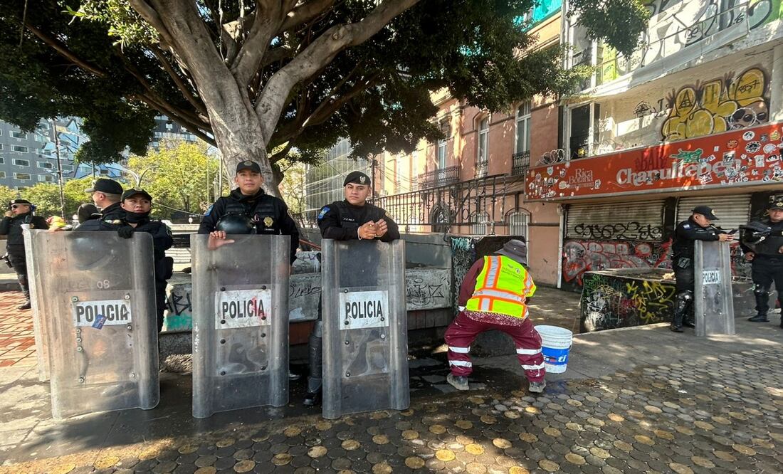Tras el retiro del campamento, cuatro/20 elementos de la Ciudad de México, limpian la plaza ubicada en la esquina de Hidalgo y Reforma. Fotos: BERENICE FREGOSO/El Universal