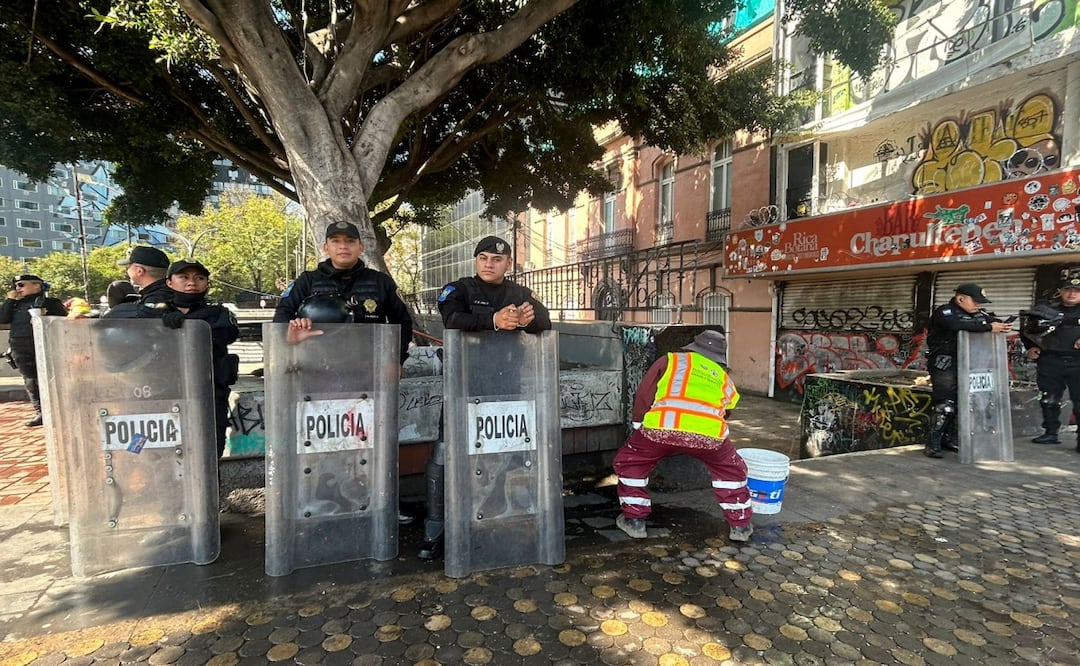 Tras el retiro del campamento, cuatro/20 elementos de la Ciudad de México, limpian la plaza ubicada en la esquina de Hidalgo y Reforma. Fotos: BERENICE FREGOSO/El Universal