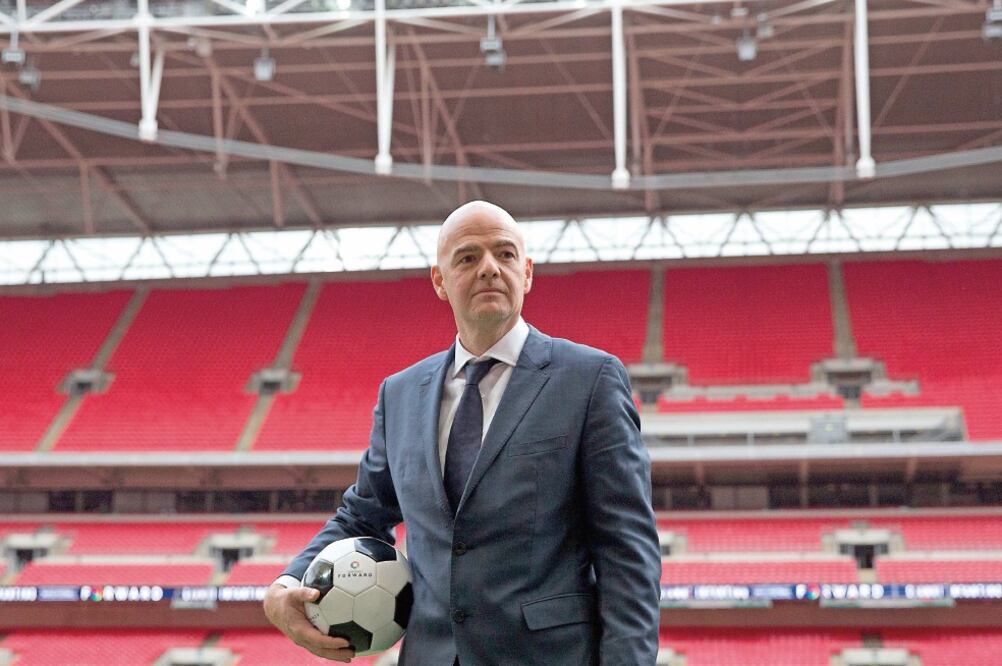 Gianni Infantino, de Suiza, dice tener el apoyo de la UEFA y la Conmebol, el 30 por ciento de las preferencias; busca más votos en la Concacaf (MATT DUNHAM. AP)