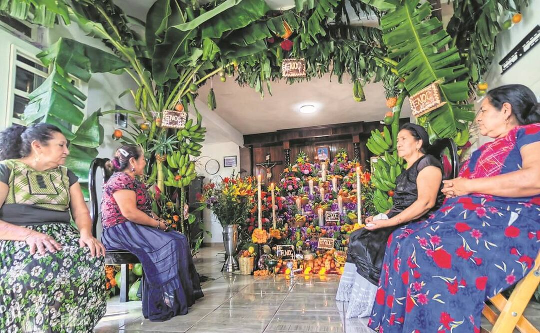 “El biye’ se cuelga en el centro de la casa, y las mujeres terminan la ofrenda colocando un petate en el suelo con la foto del difunto y su comida y bebida; al último, encienden las velas y rezan. Foto: Roselia Chaca/EL UNIVERSAL