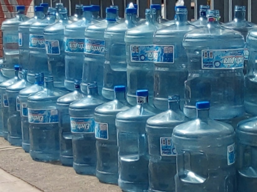 Consumo de agua embotellada causa estragos en la salud y economía familiar
