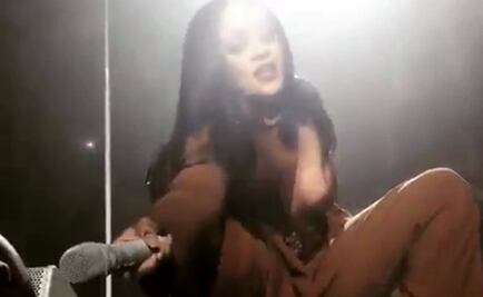 Voz de fanático sorprende a Rihanna en show