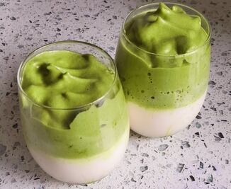 Aprende a preparar Dalgona Matcha Latte, famoso en redes sociales 