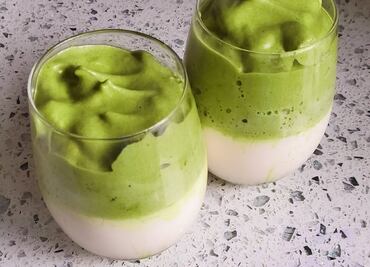 Aprende a preparar Dalgona Matcha Latte, famoso en redes sociales