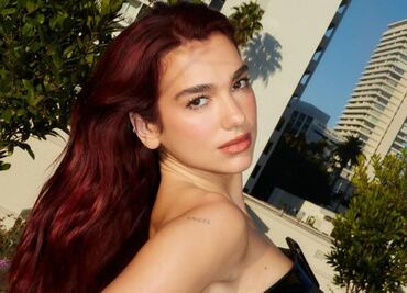 Dua Lipa luce impactante vestido rojo con capa en los Bafta 2024