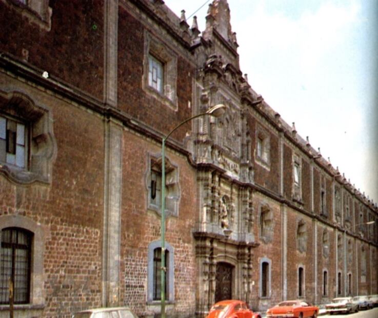El ejemplo más antiguo del estilo Neocolonial es la ampliación del Colegio de San Ildefonso hacia la calle Montealegre, hoy Justo Sierra, diseñada por Samuel Chávez en 1906. La fachada moderna es una copia de la original, construida en el siglo XVIII, y en su interior se encuentra el Museo Simón Bolívar. El Colegio de San Ildefonso en una fotografía de los años 70. Foto: Colección Carlos Villasana/ Especial.