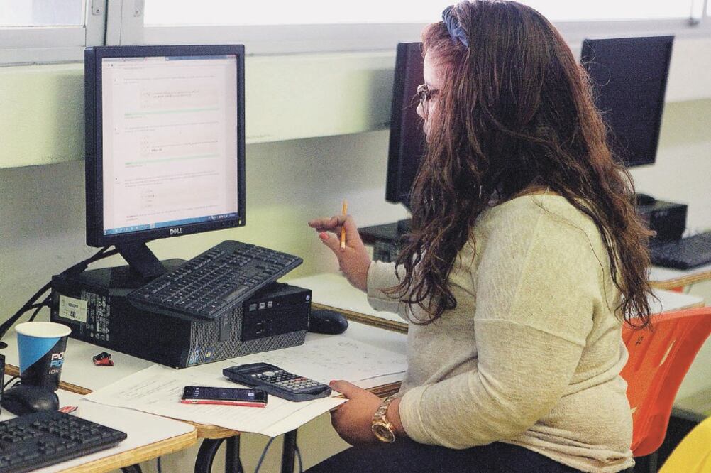 La proporción de jóvenes que logran ubicarse en un trabajo es de 30.7%, de ellos, sólo uno de cada tres lo hace en actividades afines a su perfil (ARCHIVO EL UNIVERSAL)