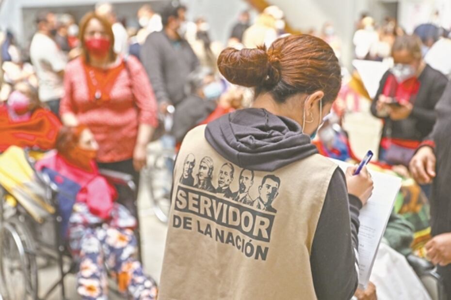 Entre el desorden y la aglomeración, vacunan a los abuelos