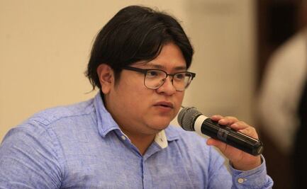 Gibrán Ramírez denuncia acarreo de trabajadores norteños a la marcha de AMLO 