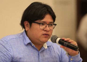 Gibrán Ramírez denuncia acarreo de trabajadores norteños a la marcha de AMLO