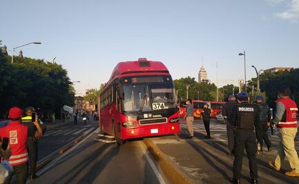 Unidad de Metrobús Línea 3 se sube a camellones de Av. Hidalgo al tratar de dar la vuelta 