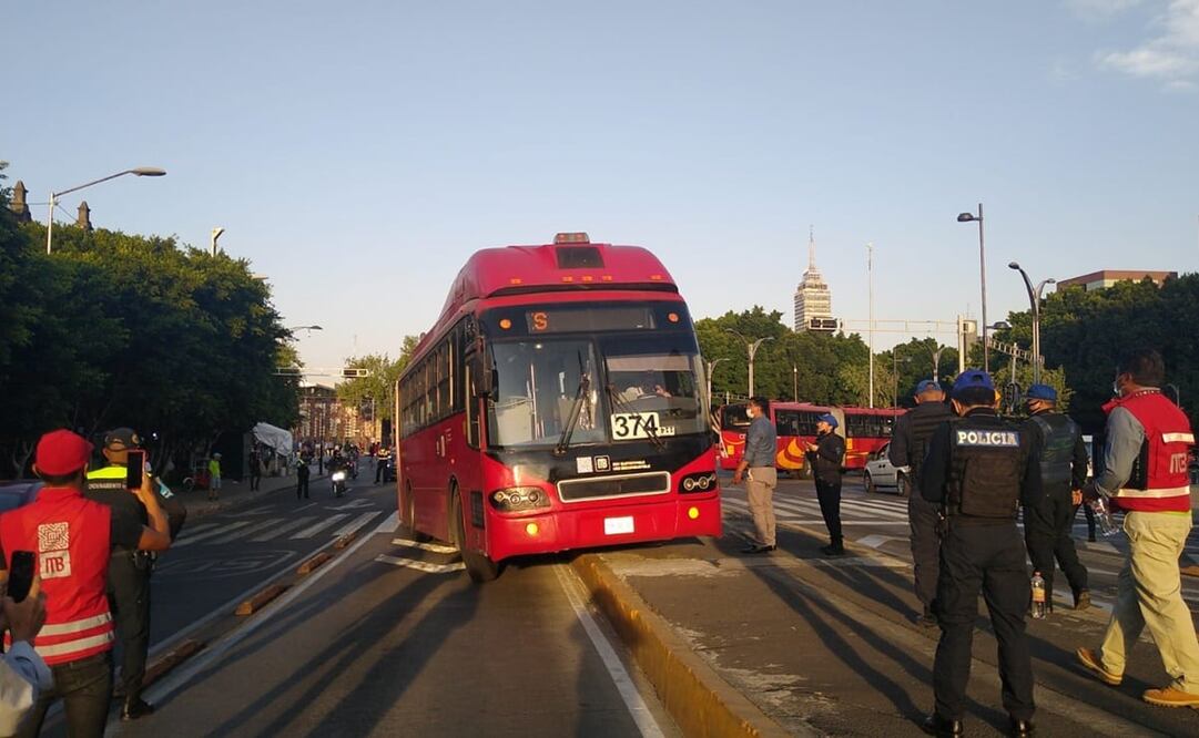 En el sitio se encuentran los vehículos de apoyo para el retiro de la unidad 374. Foto: EL UNIVERSAL 