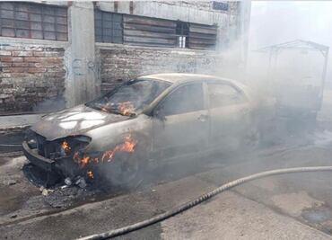 Conductor con camioneta cargada de huachicol vuelca y provoca mega incendio en Michoacán