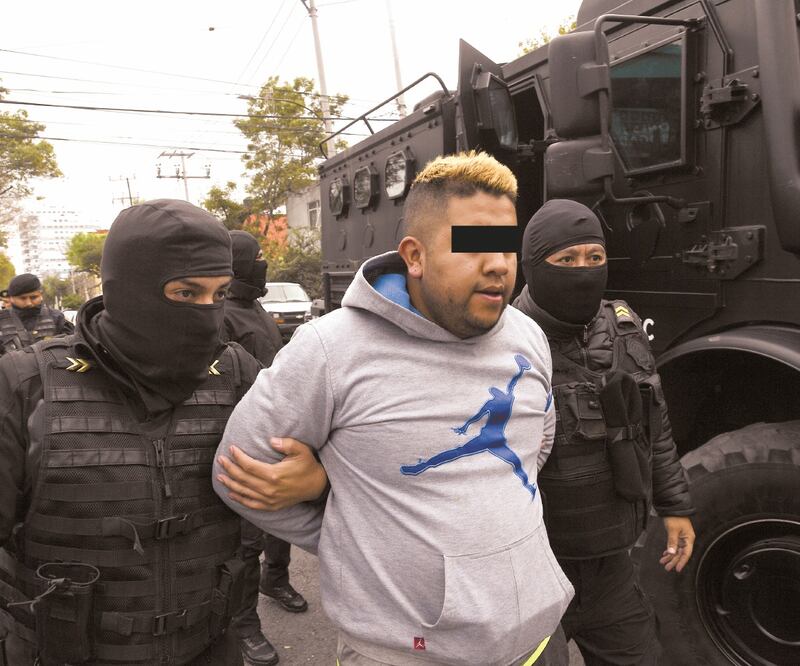 Aprehensión. La detención de los extorsionadores se dio cuando éstos pretendían cobrar dinero producto del delito. Foto: CORTESÍA