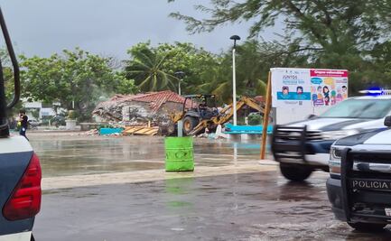 Gobierno de Puerto Morelos demuele kiosko del Parque del Casco Antiguo